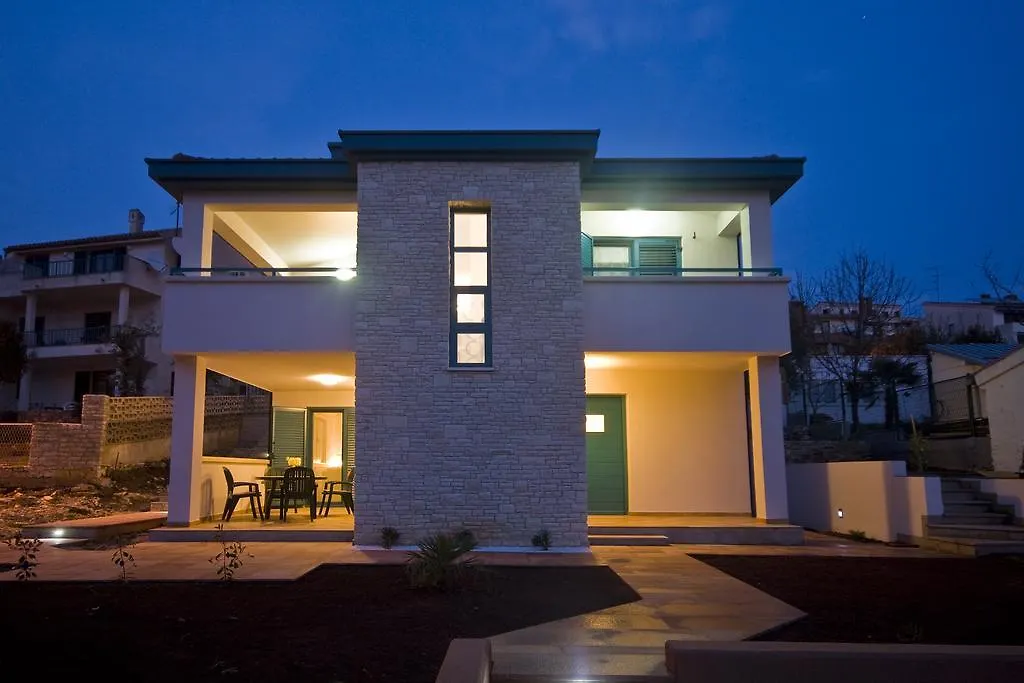 Rooms And Apartments Villa Dama location